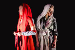 Sara Vertongen en Mona Mina Leon in JUDIT ZKT (foto: Boumediene Belbachir)