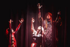 Sara Vertongen, Mona Mina Leon en Matthias Van de brul in JUDIT ZKT (foto: Boumediene Belbachir)